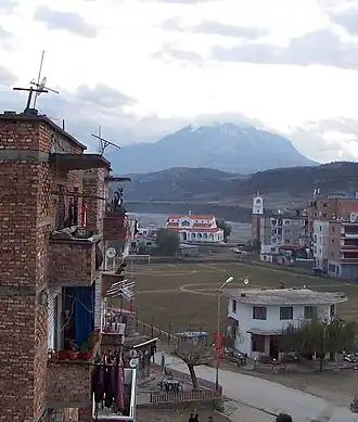 Zicht vanuit het centrum richting de orthodoxe kerk en de berg Tomorr