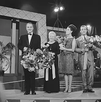 V.l.n.r. Wim Sonneveld, Paula van Alphen, Corry Brokken en Jan Morks. Grand Gala du Disque populaire (1963).