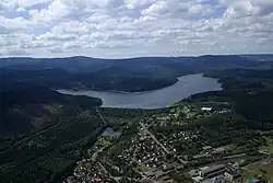 De Granetalsperre. Op de voorgrond het oude mijnwerkersdorp Herzog Juliushütte, gem. Langelsheim, en de stuwdam