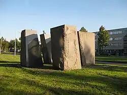 Vier vormen in graniet (1978), J.M. den Uylstraat, Amsterdam-Geuzenveld.