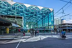 De entree aan de Rijnstraat en een deel van de fietsenflat in 2016.