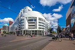 Stadhuis van Den Haag, met aan de linkerzijde de Kalvermarkt en rechts het Spui (2017)