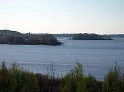 Zicht op Ludza over het Grote Ludza Meer