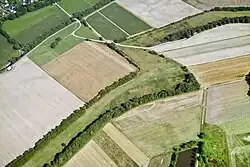 Luchtfoto uit 2003 van het smalle  Grüne Band, Groene Lint tussen de Landkreis Coburg (Beieren) en de Landkreis Sonneberg (Thüringen)