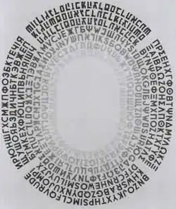 Kunstwerk met een stadionvorm gevormd door concentrische letterbanen gevormd met letters uit het alfabet van het Grieks, Cyrillisch, Hebreeuws, en Latijn.