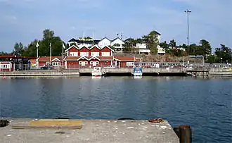 De haven van Grisslehamn, met vooraan de terminal van Eckerö linjen en daarachter (het witte gebouw) hotel Havsbaden.