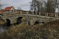 Romaanse boogbrug over de Ilm in het dorp Großhettstedt