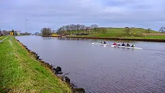 Vuilnisbelt Stainkoeln gezien over het diep met linksachter de Duinkerkenbrug.