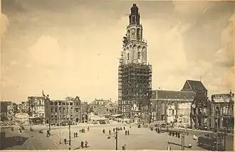 Verwoestingen aan noord- en oostzijde van de Grote Markt, het zwaarst getroffen deel van de stad. Rechtsvoor de Martinitoren naast de ruïnes van de Hoofdwacht. Helemaal rechts de ruïnes van het Scholtenhuis.