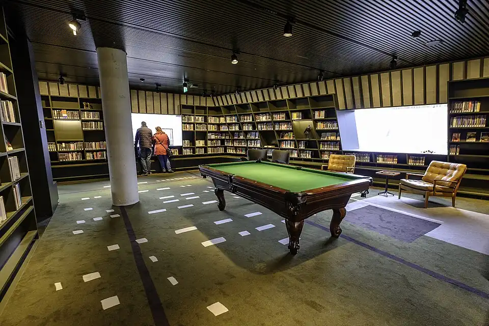 Deel van de bibliotheek met pooltafel
