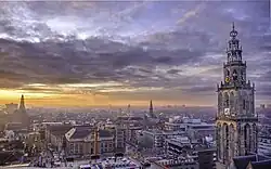 Gezicht over een deel van de binnenstad vanaf Forum Groningen met rechts de Martinitoren, in het midden het Stadhuis en op de achtergrond de torens van de A-kerk en het Academiegebouw (2009).