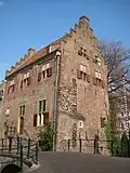 Huis Tinnenburg, aan de Muurhuizenzijde bogen van de stadsmuur (rijksmonument)
