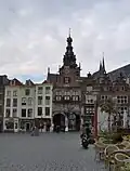 De "kerkboog"toegangspoort vanaf de Grote Markt