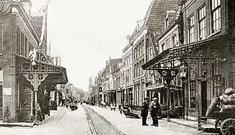 Rond 1910 hadden De Zaadmarkt en tegenovergelegen Witte Engel een gietijzeren luifel.