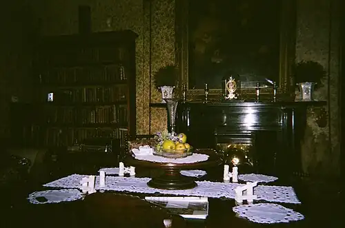 Eetkamer met portret van Duncan Gibb