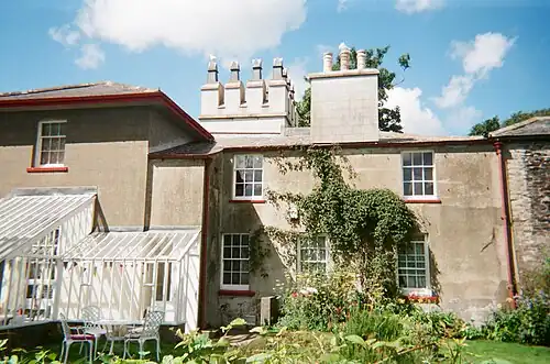 Tuin vóór het huis met tearoom