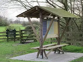 Oostelijke toegang naar uitzichtsheuvel en wandelroute.
