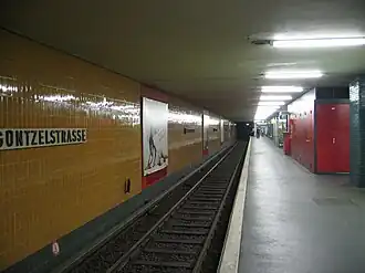 Perron met oranje betegelde wanden