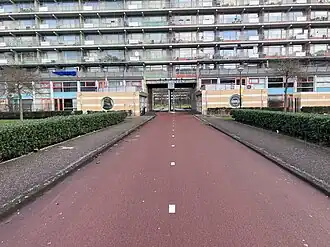 Het Gulden Kruispad gaat onder de flat Groeneveen in Amsterdam Zuidoost door.