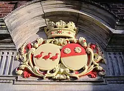 Het wapen boven de toegangsdeur