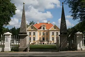 Het landhuis met de ingang
