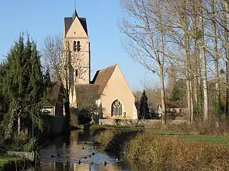 de kerk met de Ouanne (rivier)