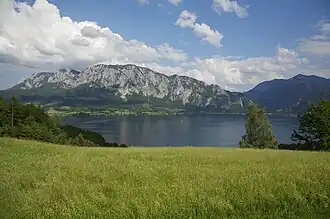 Het Höllengebirge met de Attersee