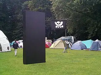 HAL 2001 monoliet. Stond van 4 augustus 2012 tot en met 16 augustus 2013 op 2001: A Space Odyssey als de monoliet van dat verhaal. Een mooie hack?