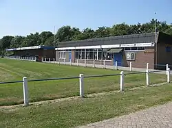 De oude hoofdtribune en kantine (2010) van HCSC.