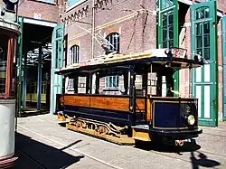 Elektrische motorwagen 2 (Gemeentetram Amsterdam 72) als replica teruggebracht in de uitvoering van 1904 in het Haags Openbaar Vervoer Museum.