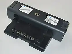 Een dockingstation voor een laptop.