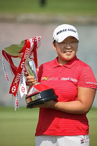 Shin met de trofee van het HSBC Women's Champions (2009)