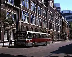 Haagse standaardstadsdbus 356 in 1990 op de Fluwelen Burgwal