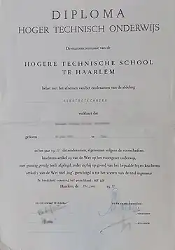 HTS Haarlem diploma uit het jaar 1977 van de afdeling 'Elektrotechniek' met aantekening 'cum laude'.