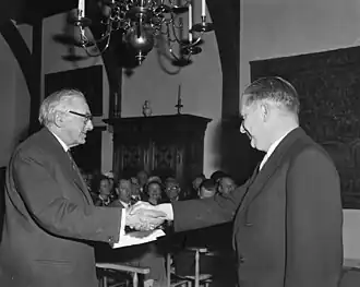 Minister Scholten reikt de P.C. Hooft-prijs 1961 uit aan H.W.J.M. Keuls