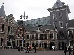 Links de Philharmonie, rechts de Klokhuistoren met daaronder de toegangspoort tot het Simon de Vrieshof (2010)