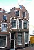 Pand met rechte kroonlijst voorheen topgevel, haarlemse trant