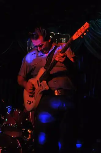 Dave Gonzalez van The Paladins, hier actief bij Hacienda Brothers