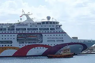 De Ocean Village Two in de haven van Rhodos