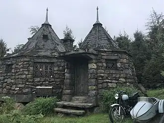 Het huisje van Rubeus Hagrid, met op de achtergrond het Verboden Bos