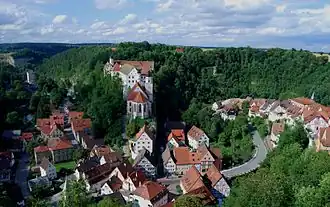 Luchtfoto van Haigerloch in de deelstaat Baden-Württemberg, Duitsland, met het stadskasteel en de omliggende bebouwing in het Eyachdal