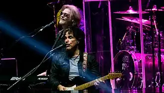 Daryl Hall (boven) en John Oates tijdens een concert in Londen op 28 oktober 2017