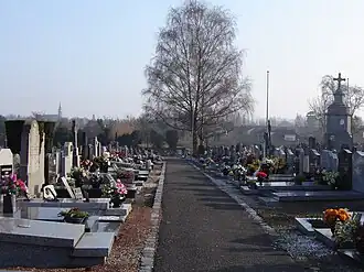 Begraafplaats, zicht richting Mont d'Halluin. Rechts het oorlogsmonument