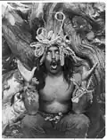Foto van een Hamatsa-sjamaan door E.S. Curtis uit 1914. Er is sprake van een soort trance en bezetenheid door hogere krachten bij een dagen durend inwijdingsritueel.