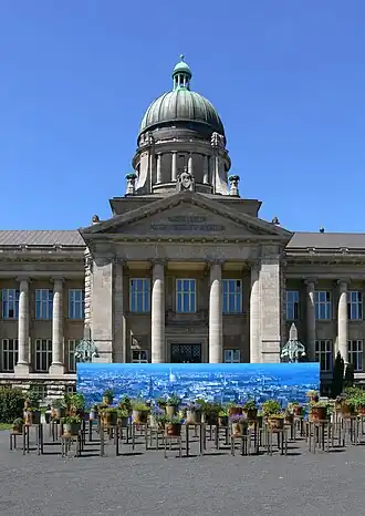 Hier + Jetzt - den Opfer nazionalsozialistischer Justiz in Hamburg voor het gerechtsgebouw in Hamburg