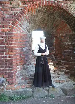 Gids van het middelaldercenter geeft een rondleiding op Hammershus