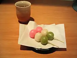 Hanami dango (花見だんご), roze, wit en groen balletje op een stokje geregen. Wordt geserveerd tijdens de festiviteiten rond de bloeiperiode van de sakurabloesem (hanami). Bekend van de 🍡 emoji.