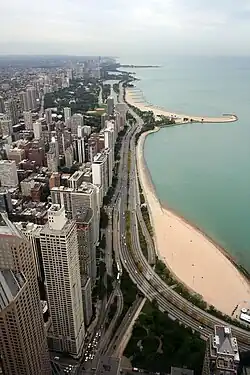 North Lakeshore Drive, een belangrijke verkeersader in Chicago. Foto genomen vanaf het John Hancock Building
