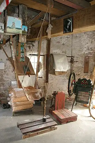 Het interieur van de molen. Rechts een koekenbreker