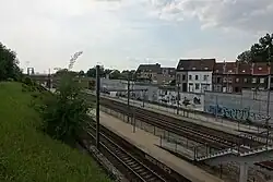 Zicht op het station vanuit de Moestuinstraat (oosten). Het dorpscentrum bevindt zich schuin rechts.